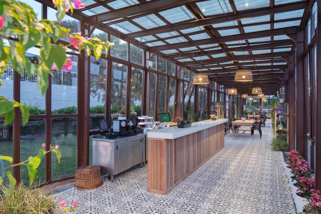Nirvana Cosmopolitan - Convention & Sports Center Курортний комплекс 5*