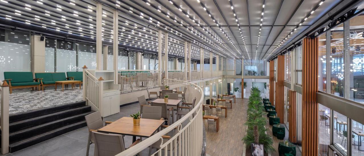 Nirvana Cosmopolitan - Convention & Sports Center Resort